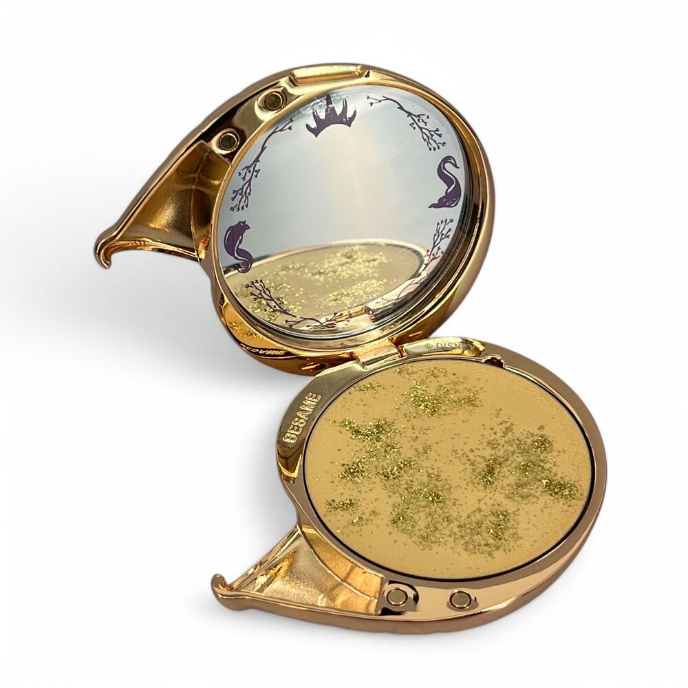 Besame Disney Villains Ursula's Shell Compact with Highlighter Little Mermaid - Picture 3 of 13